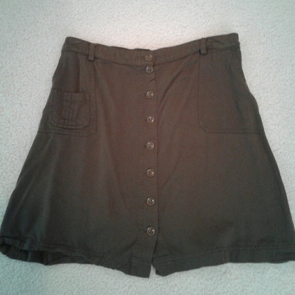 life style petite Dresses & Skirts - Life style petite army green skirt with pockets!